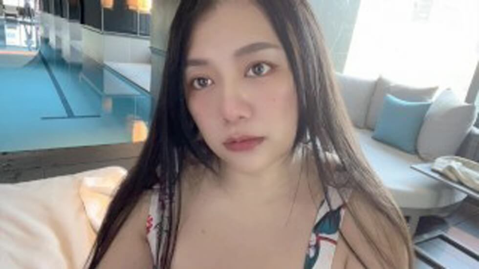 台湾SWAG美女Daisybaby 泳池把到大奶正妹！帶回房間無套顏射! — 2023